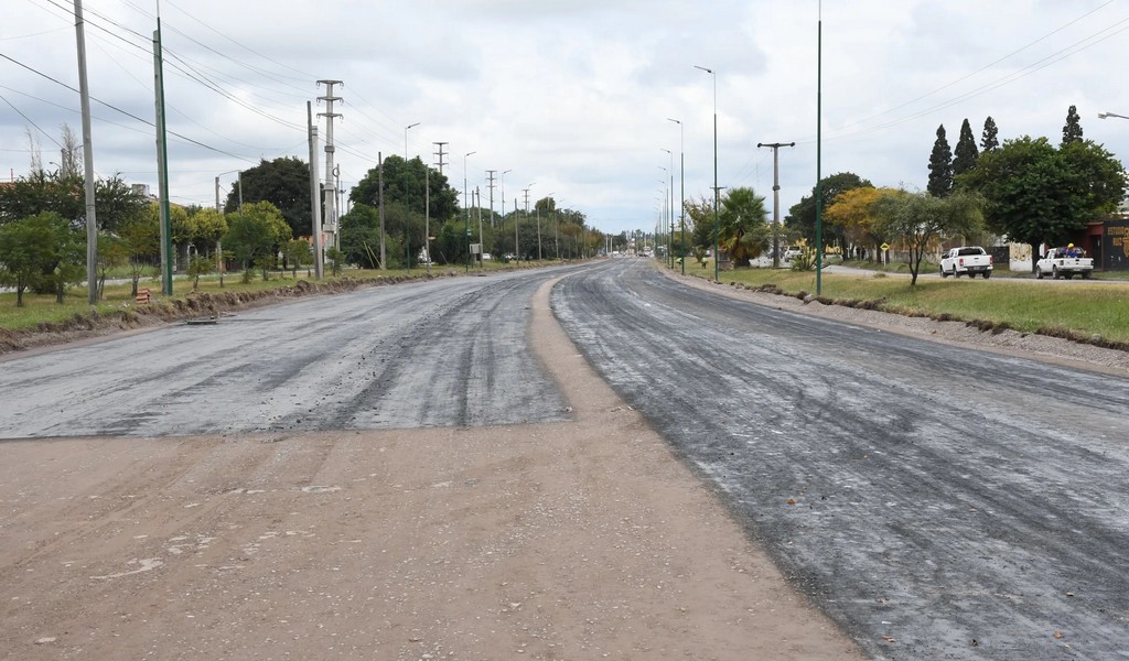Avanza el Plan Vial Zona Sur: Comenzó la colocación del nuevo pavimento en la Av. Ex Combatientes de Malvinas