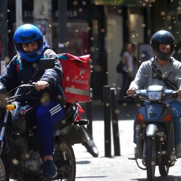 El gobierno bonaerense busca prohibir que dos personas circulen en una misma moto para prevenir delitos
