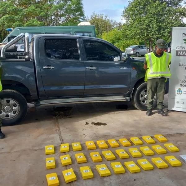 Gendarmes en Salta descubren 30 paquetes de cocaína ocultas en una camioneta