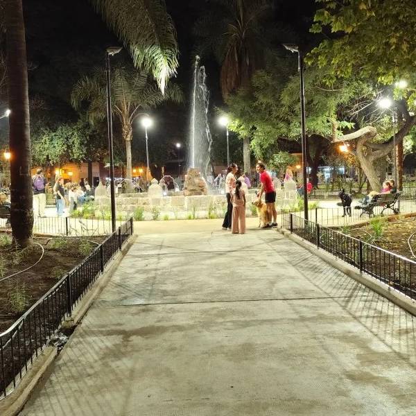 Quedó espectacular: Finalizaron las obras de mejoras en la plaza Alvarado