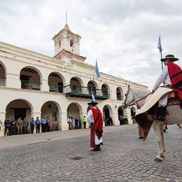 Ayer se realizó el Tradicional Cambio de Guardia en la Explanada del Cabildo Histórico de Salta