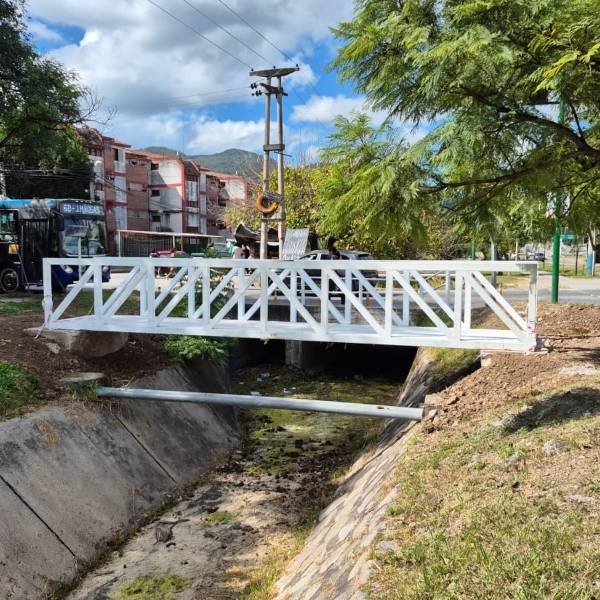 Cruzá Seguro: El Municipio instaló nuevas pasarelas en barrio Parque Belgrano