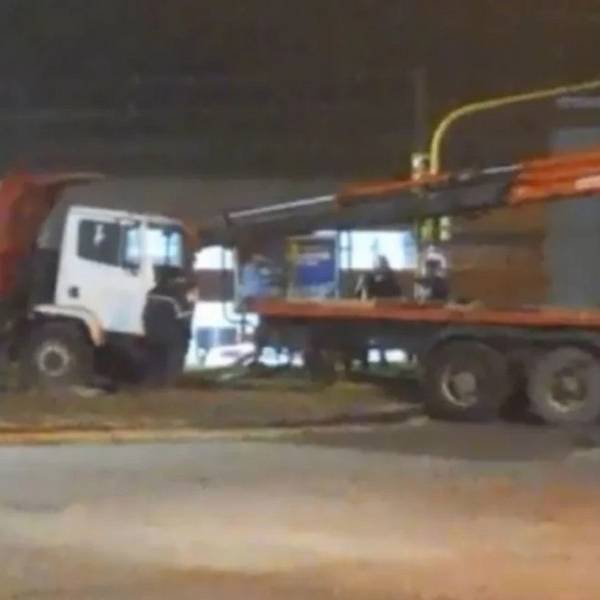 Un camionero que conducía ebrio derribó dos semáforos en la capital salteña. Está detenido y deberá pagar los daños