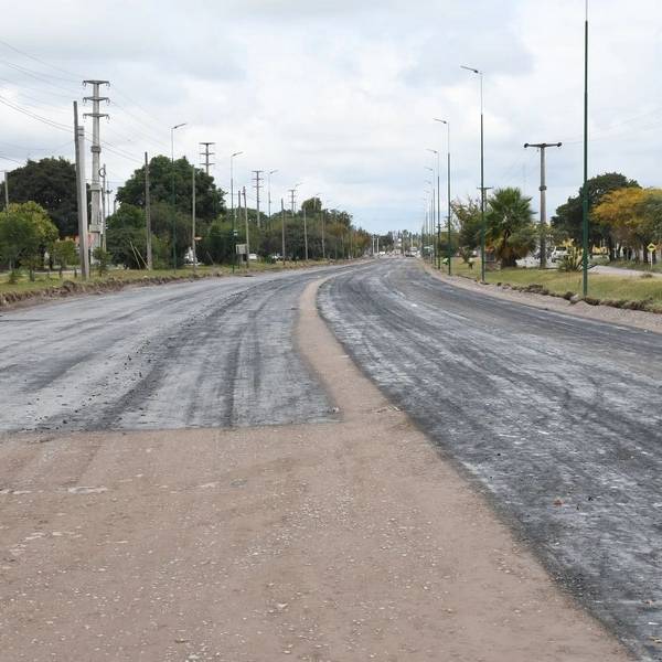 Avanza el Plan Vial Zona Sur: Comenzó la colocación del nuevo pavimento en la Av. Ex Combatientes de Malvinas