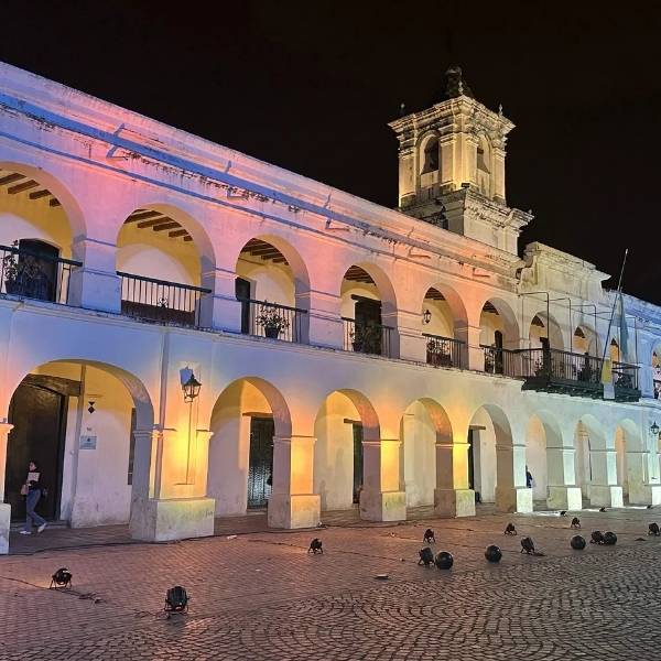 El Cabildo de Salta se iluminó con los colores amarillos y blancos en honor al Papa Francisco