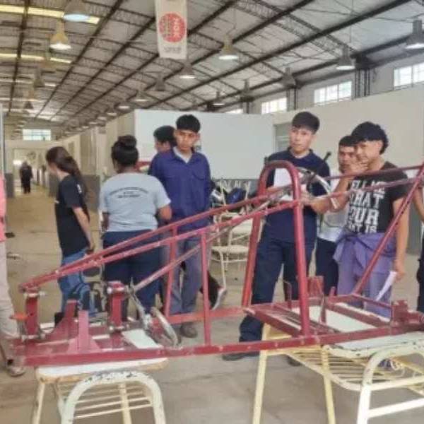 Alumnos de la escuela técnica N° 3148 de Salta preparan su vehiculo ecologico para correr en la Eco Race 2025