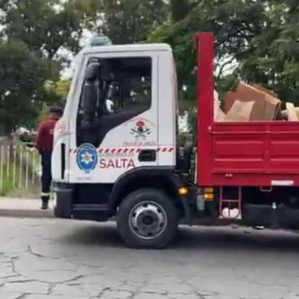 Bomberos y policías desalojan a las personas en situación de calle del canal de la Esteco
