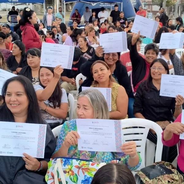 Más de 480 vecinos recibieron su certificado de cursos dictados por la UPATECo en los CICs
