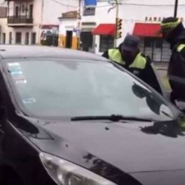 Un joven conducía ebrio por el centro de Salta y se durmió al volante con una cerveza en la mano