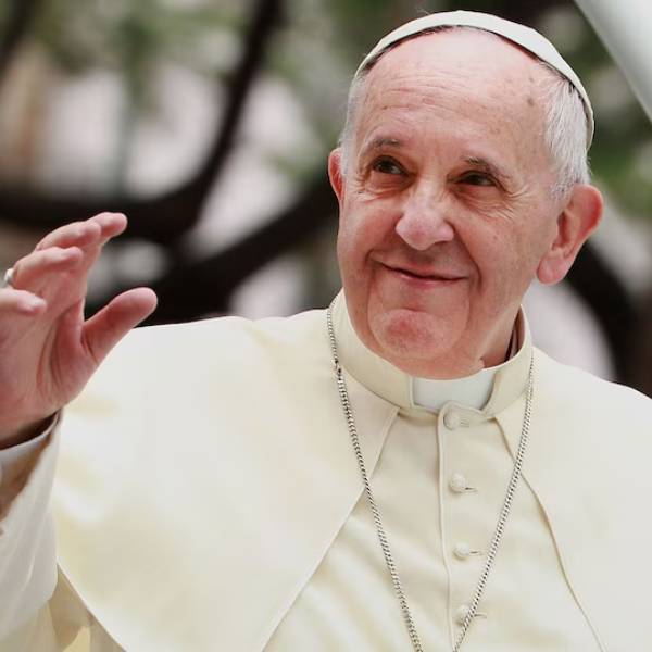 El Papá Francisco reapareció en la Plaza San Pedro y conmovió a los fieles