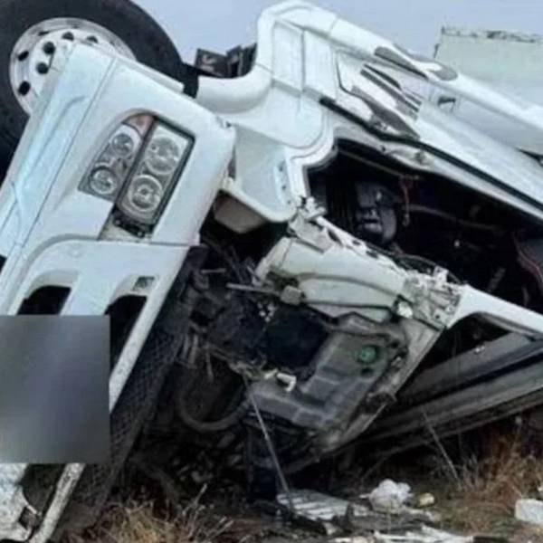 Indignante: Saquearon la carga de un camión que volcó mientras el cuerpo del conductor yacía en la ruta