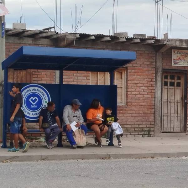 La Municipalidad instala 60 nuevos paradores en la ciudad