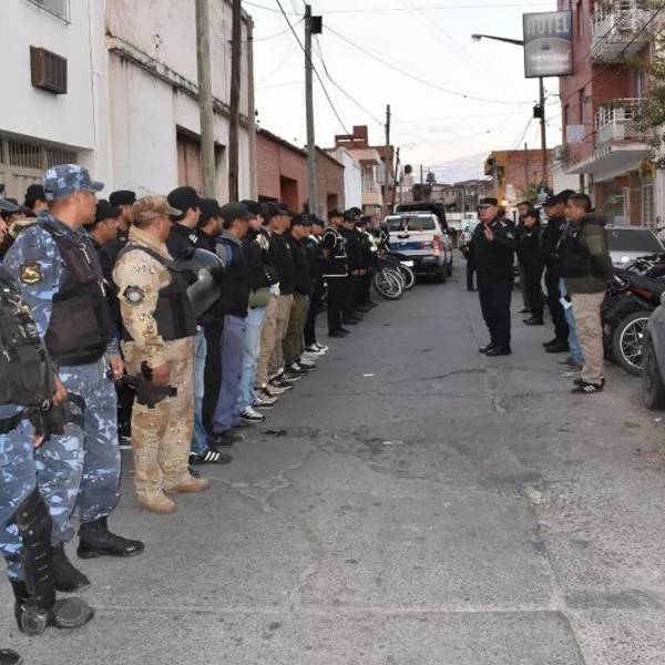 Impresionante operativo policial en diferentes bariios y en el Canal de la Esteco:  Atraparon a transas y ladrones