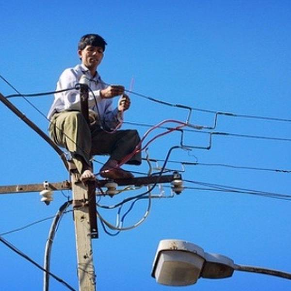 Trepó un poste de más de 3 metros de altura para robar una cámara de seguridad del 911 de Salta