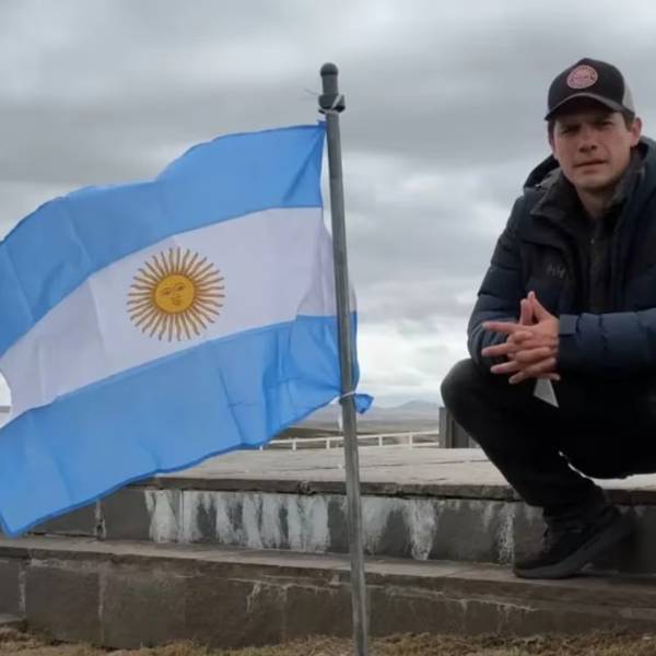 Juan es un influencer que entró a Malvinas con la camiseta de Maradona y homenajeó a los caídos